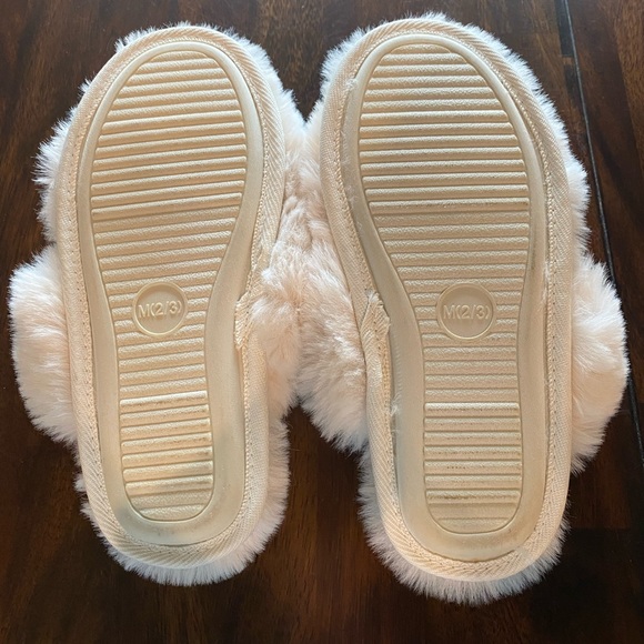 Girls Fuzzy Cross Band Slide Slippers - Picture 3 of 3